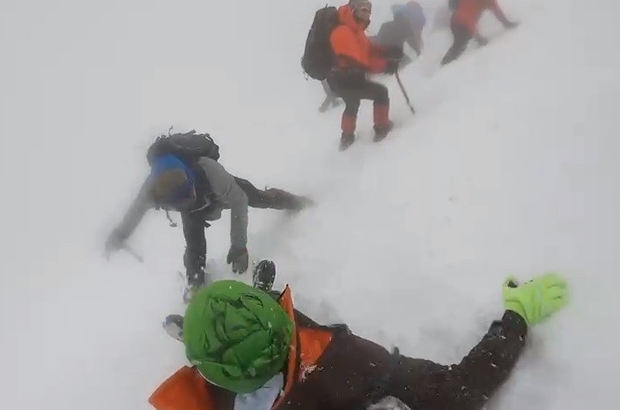 ozel uludag in zirvesinde nefes kesen anlar o anlar kamerada buzda kayan bir dagci 50 metre