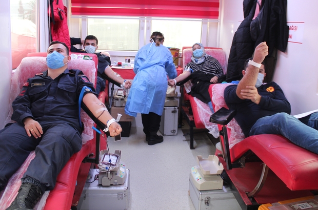 Alaşehir'de kan verme rekoru kırıldı
Müzik eşliğinde oynayarak kan veren Alaşehirliler, ilk kez 577 ünite kan verdi