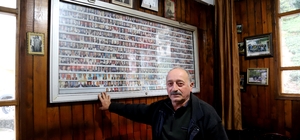 Ölen mahalle sakinleri kahvehanedeki panoda yerini alıyor
Oflu Hızır Özsoy, 1987 yılından bu yana mahallede ölen kişilerin vesikalık fotoğraflarını kahvehanesinin duvarındaki panoya asıyor