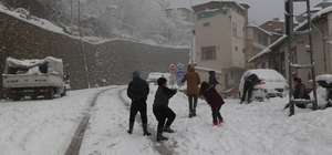 Artvin'de kar yağışı nedeniyle 125 köy yolu ulaşıma kapandı
İl merkezinde e...