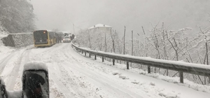 Trabzon’da araçlar yolda mahsur kaldı