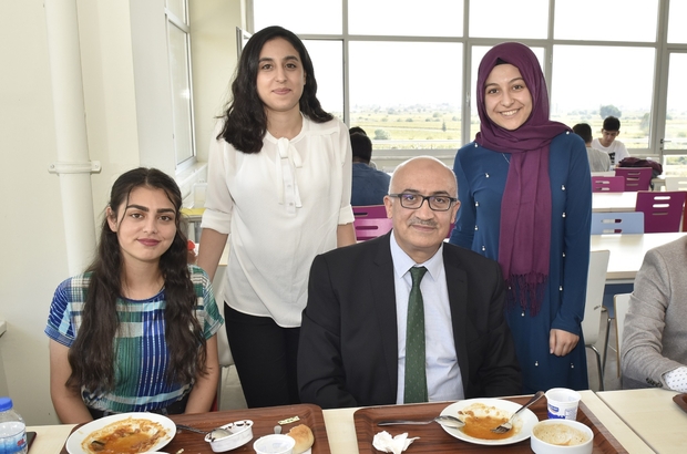 Manisa CBÜ öğrencilerinin yanında
Manisa Celal Bayar Üniversitesi'nde öğrenci yemek ücretlerine artış yapılmadı