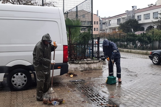 Marmaris’te belediye ekiplerinden yağmur mesaisi
