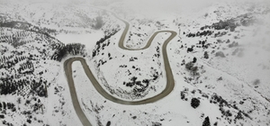 Yerde kar, havada sis keskin virajlı yolda zor anlar yaşattı