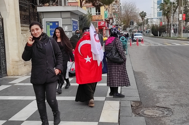 Cumhurbaşkanı sevgisi yollara düşürdü
Sırtında Türk bayrağı elinde Cumhurbaşkanı Erdoğan fotoğrafı ile sokak sokak geziyor