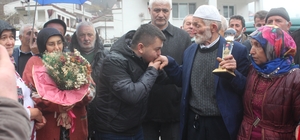 Yaşayan İnsan Hazinesine köyünde kuş dili ve kemençe eşliğinde karşılama
Ku...