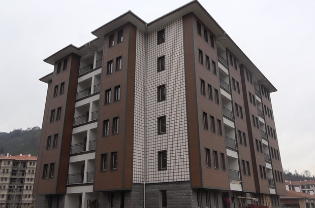 Rize'de deniz suyundan kaynaklı korozyon nedeniyle yıkılan binaların yerine hak sahiplerine yeni binalar yapılıyor