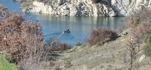 Gölette aranan avcı, Konya’daki asker arkadaşının yanından çıktı
Başına çuval geçirilerek gölede atıldığını iddia eden avcı, korkup Konya’ya kaçtığını belirtti