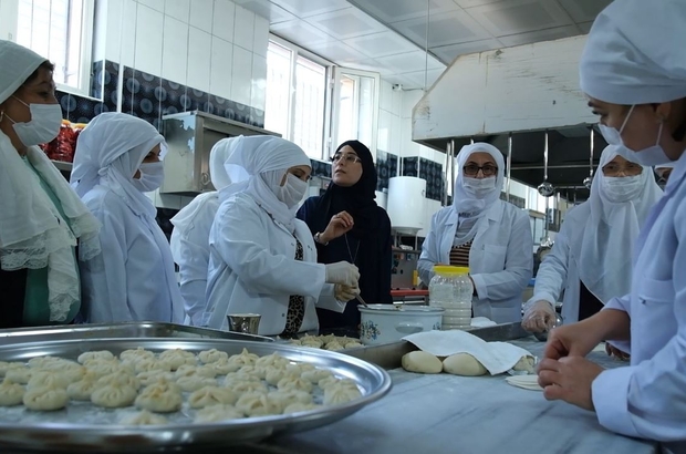 Tarım şehri Şanlıurfa’da kadınlar iş başında
Kadınlar kurdukları kooperatifle Türkiye’nin dört bir yanına ürün gönderiyor