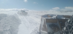Malatya'da karlı yoları açma çalışmaları sürüyor