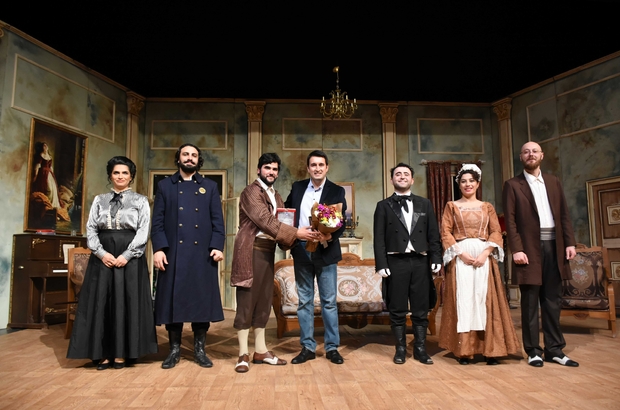 Tarsus Şehir Tiyatrosu, 'Çehov Vodvil' oyunuyla Aksaraylı izleyicilerle buluştu