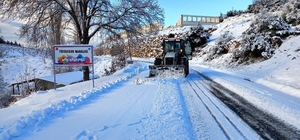 Mersin'de ekipler kar nöbetinde
Büyükşehir Belediyesi Yol Yapım Bakım ve Onarım Dairesi’ne bağlı ekipler, kentin yüksek kesimlerinde etkili olan kar yağışı nedeniyle karla mücadele çalışmalarını sürdürüyor