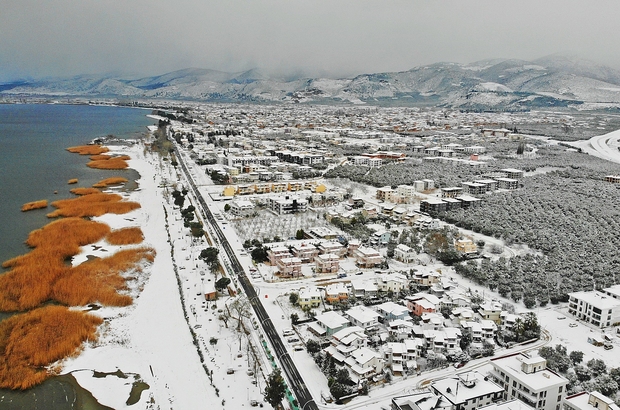 2 bin yıllık antik kentin beyaz örtüsü büyüledi
İznik’te kartpostallık kar manzaraları