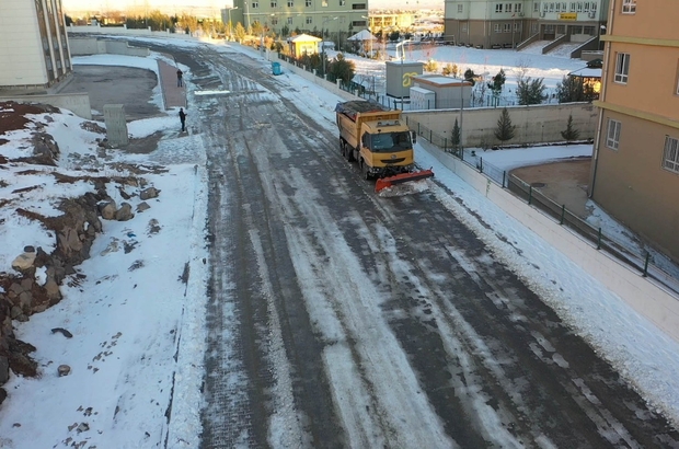 Şanlıurfa'da karla mücadele çalışmaları sürüyor