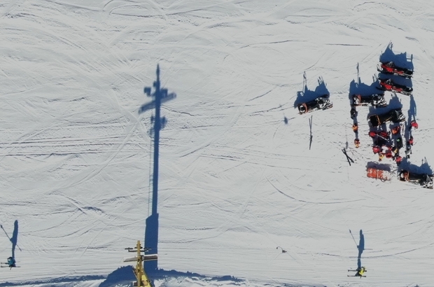 (Özel ) Uludağ'da ayağını kıran kayakçının imdadına JAK yetişti
Nefes kesen kurtarma operasyonu İHA kameraları tarafından saniye saniye görüntülendi