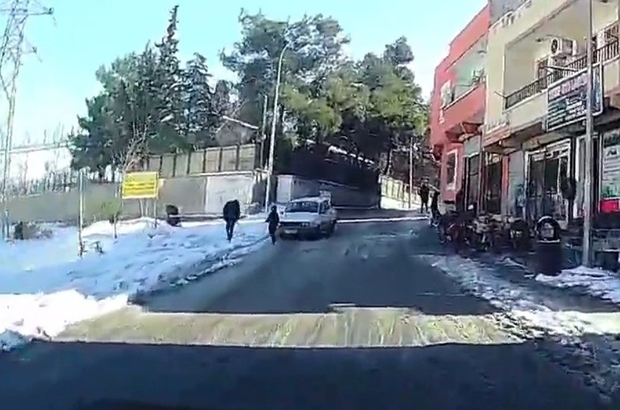 Şanlıurfa’da buzlanan yolda kaza anı kamerada