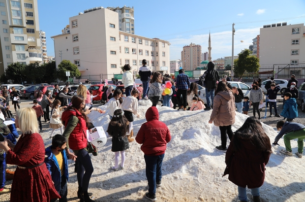 Çocuklar mektupla kar istedi, Başkan Tarhan karne günü sürpriz yaptı
Mersin’de karne günü kar sürpriziyle sevinen çocuklar, Mezitli Belediye Başkanı Neşet Tarhan ile kar topu oynadı