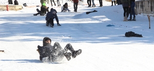 Karaman Kalesi kayak merkezini aratmadı
Çocuklar Karaman Kalesi'nde sini, naylon ve kızaklarla kayarak gönüllerince eğlendi