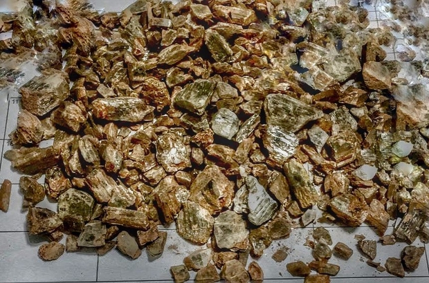 Milas'ta 835 gram değerli taş olarak kabul edilen diaspor ele geçirildi