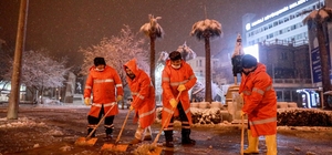 Denizli'de 300 kişilik ekiple kar mücadele
Büyükşehir ekipleri kar yağışınd...