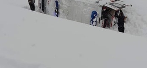 Vakadan dönen ambulans kaygan yolda kaza yaptı: 3 yaralı