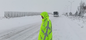 Polis ekipleri karayolunda sürücüleri uyardı
İl Özel İdare Ekipleri köy Yol...