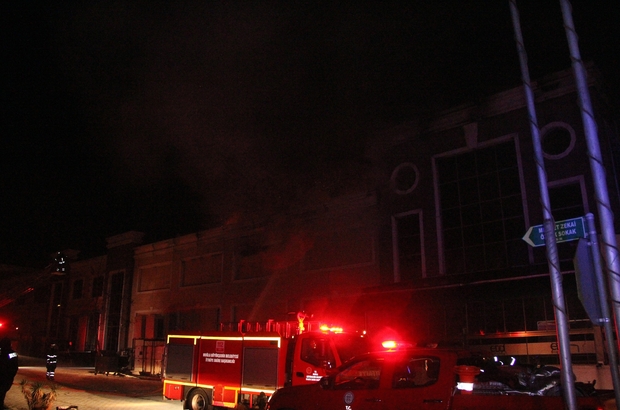 Alışveriş merkezinde korkutan yangın
Menteşe ilçesindeki bir zincir alışveriş merkezinde çıkan yangında ofis olarak kullanılan bölüm yanarken, diğer bölümler dumandan etkilendi.