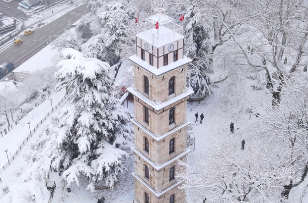 Karlar altındaki saat kulesi havadan görüntülendi