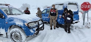 Jandarmadan yolda mahsur kalanlara yardım