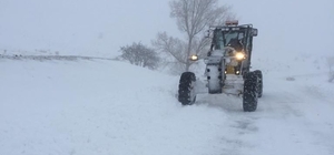 Ekipler ulaşıma kapalı köye ulaşınca vatandaş kime teşekkür edeceğini bilme...