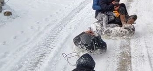 7 kafadar traktöre lastikleri bağlayarak düşe kalka kayak yaptı
