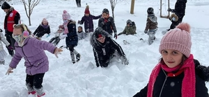 Çocuk korosunun minik üyeleri Ilgaz Dağı'nda karın tadını çıkardı