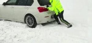 Kara saplanan aracı polis memuru kurtardı
Kar üzerinde ilerlemeye çalışan aracı polis memuru itekleyerek yardımcı oldu
