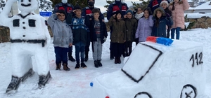 Jandarma, çocuklarla kardan asker yapıp kartopu oynadı