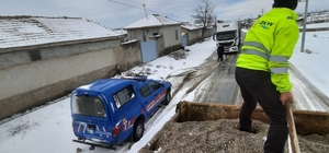 Kar yağışı sonrası kapanan köy yollarını karla mücadele ekipleri açtı