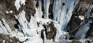 Buz tutan Ilısu Şelalesi dağcı ve doğaseverlerin gözdesi oldu