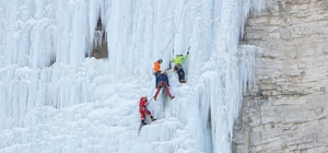 Buz tırmanışı nefes kesti, sporcular 300 metre yükseklikteki şelalelere tırmandı
Erzurum’un buz şelaleleri dünyaca ünlü dağcıları ağırladı
8. Uluslararası Emrah Özbay Buz ve Kaya Tırmanışı Çalıştayı sona erdi