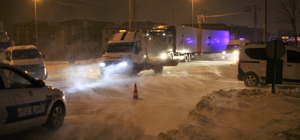 Konya'yı çevre illere bağlayan yollar, tipi nedeniyle ulaşıma kapatıldı
24...