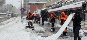 Niğde'de kar yağışı hayatı olumsuz etkiliyor
Kentte 131 köy yoluna ulaşım s...