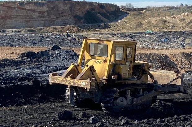 Doğal göl doldurularak kurutuldu adana'da sırrı efendi gölü'nün moloz ve  külle doldurularak kurutulmasına köylüler tepki gösterdi - Adana Haberleri