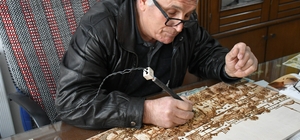 Mimar olamadı ama hayallerini ahşaba resmediyor