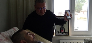 13 yıldır yatağa mahkum Beşiktaş taraftarı Başkan Çebi ile telefonda görüşt...