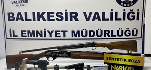 Balıkesir'de polis ve jandarma suçlulara göz açtırmıyor
Yapılan operasyonlarda 93 aranan şahıs gözaltına alındı