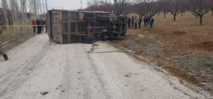 Virajı alamayan kamyon devrildi: 1 ölü, 1 yaralı