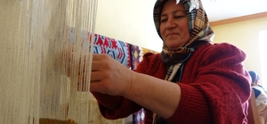 Toroslarda kadınlar geçmişi geleceğe dokuyor
Adana’nın kuzey ilçesi Tufanbeyli'de kadınlar çocukluk yıllarında ailelerinin geçim kaynağı olan unutulmaya yüz tutan kilimleri yeniden ekonomiye kazandırıyor