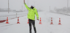 Kar fırtınası Karaman-Mersin karayolunu ulaşıma kapattı
Yoğun kar yağışı ve tipi nedeniyle şehir giriş ve çıkışlarında tedbir alan polis ekipleri, sürücüleri megafonla uyararak geçişlerine izin vermiyor