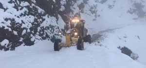 Diyarbakır kırsalında karla mücadele çalışması
Yoğun kar yağışında kapanan 337 kilometre kırsal mahalle grup yolu açıldı