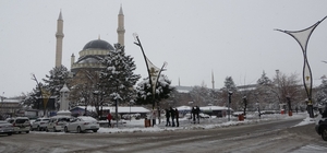 Mart ayının ortasında yağan kar 230 köy yolunu ulaşıma kapattı