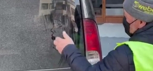 Resim tutkusunu araçların tozlu camlarına yansıtıyor
Trabzon'un Araklı Belediyesinde temizlik işçisi olarak çalışan 57 yaşındaki Erol Ceylan, yolda gördüğü tozlu araç camlarını elleri ile kısa sürede resim tablosuna dönüştürüyor