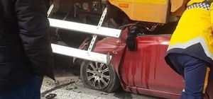 İzmir'de korkunç kaza: Emniyet şeridindeki tıra ok gibi saplandı
Arıza yapan tıra çarpan otomobil sürücüsü hayatını kaybetti